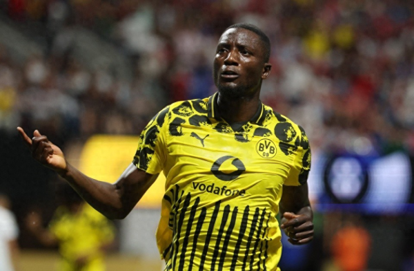 Dortmund tiến vào tứ kết World